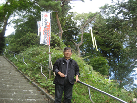 諏訪神社の階段にて(高森)