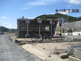 浮き上がって転倒したビルと女川町立病院